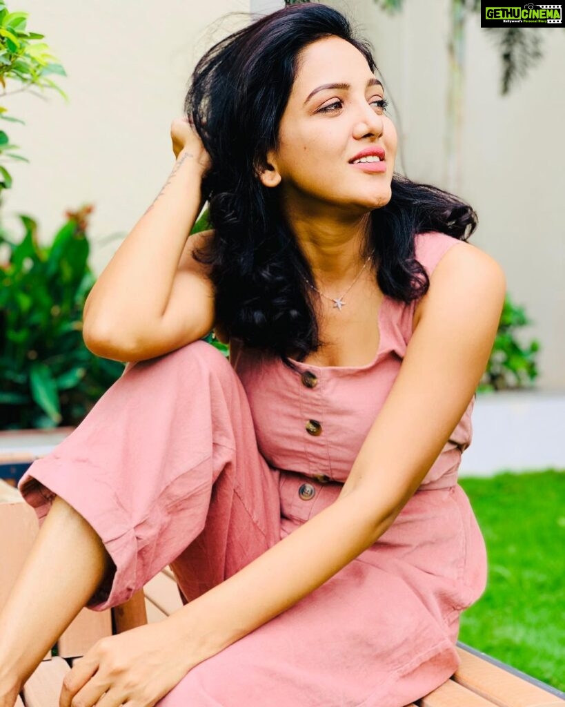 Pavani Reddy Instagram - 🥰📸♥️ #picoftheday #smile #happy #me #live #love #laugh #style #fashionista #instagood #camera #photography