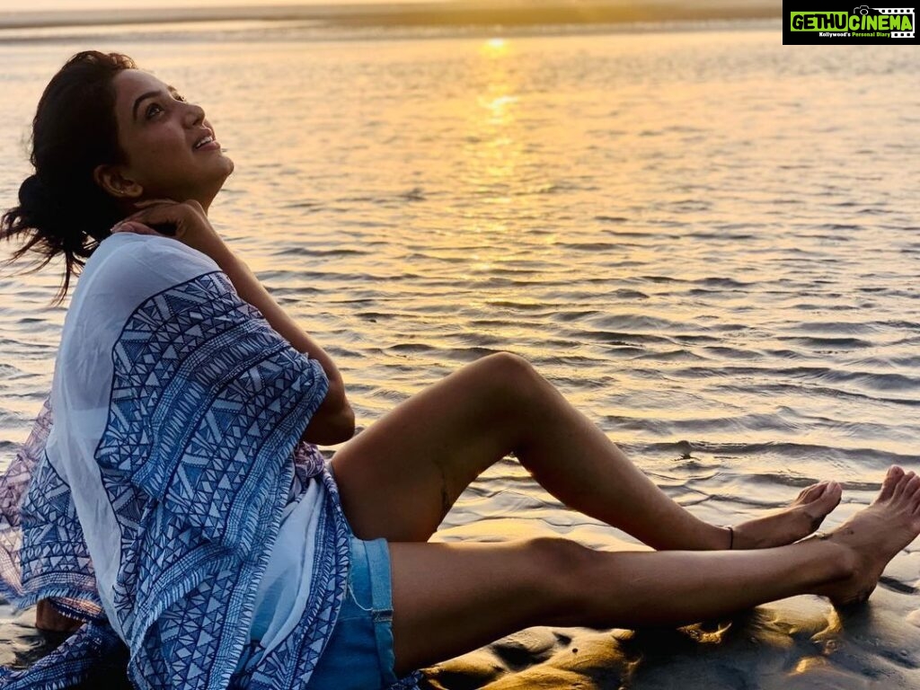 Pavani Reddy Instagram - Sunsets are proof that endings can often be beautiful too 😇😍🥰 #sunset #beautiful #picoftheday #happy #smile #love #live #life #happiness #goa #chennai #photography #beach #pose #fashionista #style #holiday