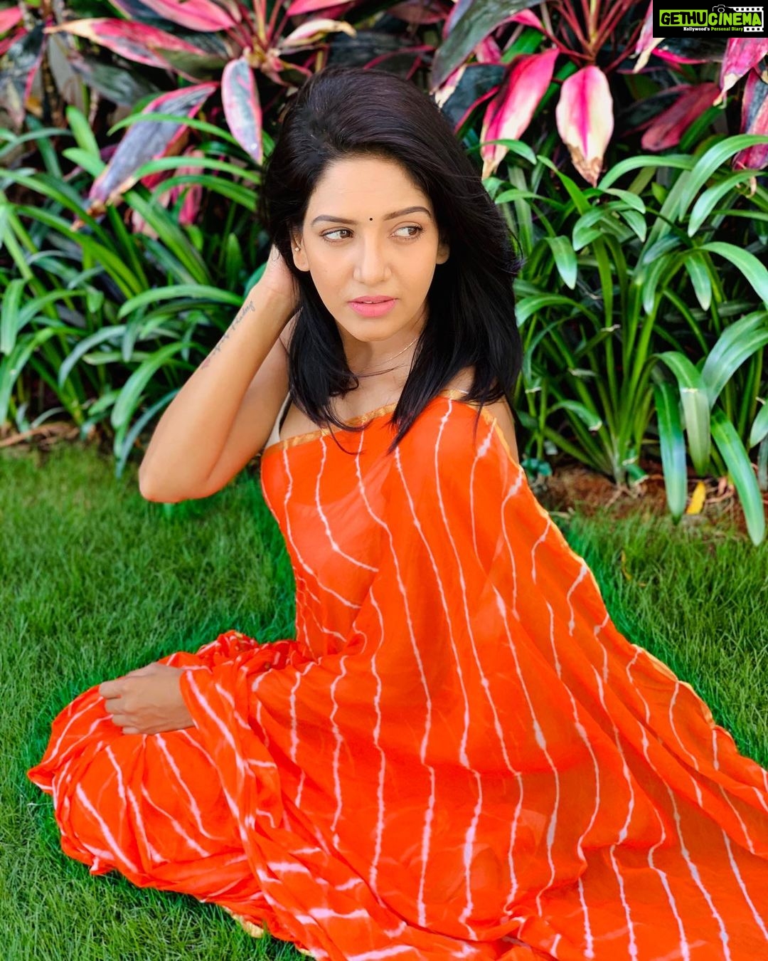 Pavani Reddy Instagram - Dress doesn’t matter at all , Mentality does 😎😍 PC : @anu_anushachowdary ☺️ Thank you papa for the lovely saree @artihcusnadnana 🤩 #picoftheday #saree #love #orange #colors #traditional #day #style #fashionista #smile #happy #me #picture #perfect #instagood #hyderabad #chennai