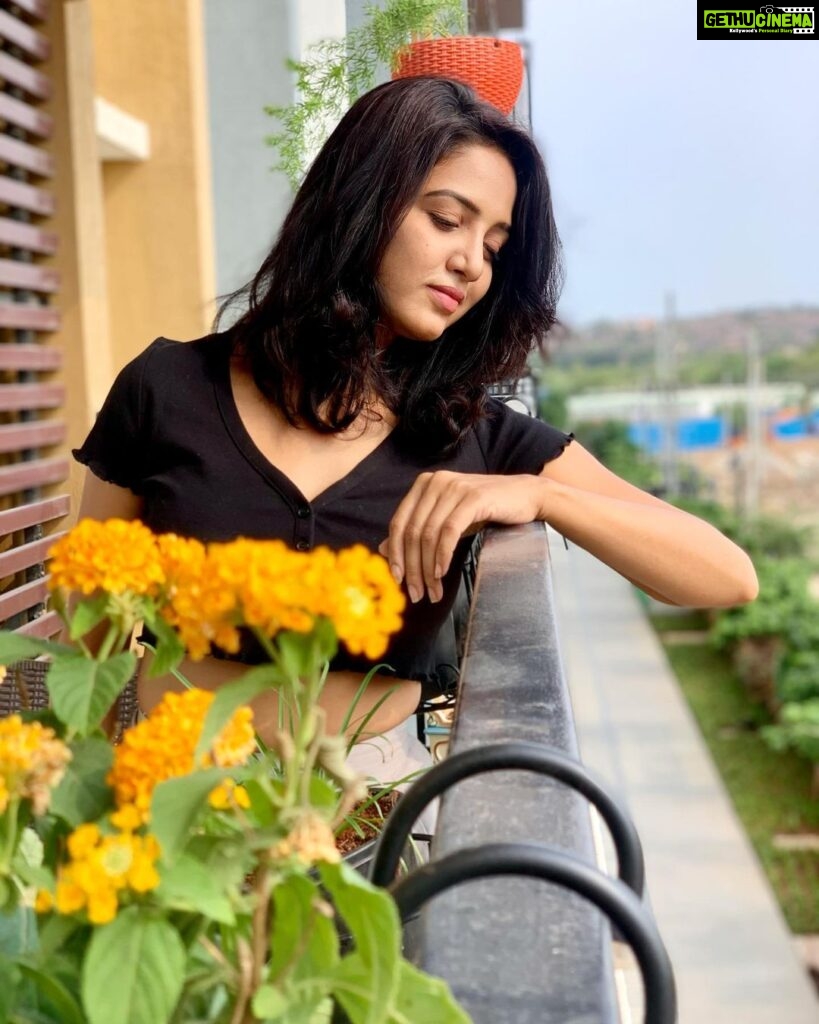 Pavani Reddy Instagram - ♥♥♥ #picoftheday #random #click #flowers #love #life #cute #style #fashion #picture #instagood #happy #smile #live #laugh
