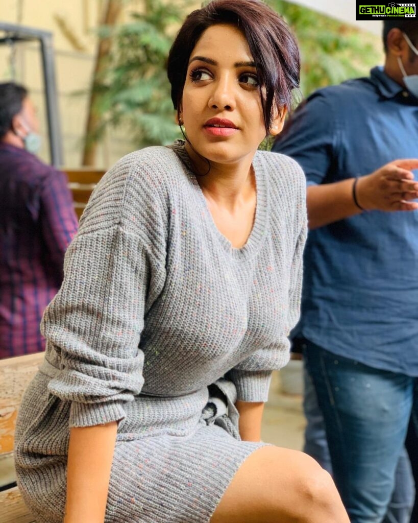 Pavani Reddy Instagram - New look, New Project, Happy me ✌️🥰😎 #picoftheday #happy #me #shoot #mode #telugu #movie #work #life #new #style #look #fashion #cute #picture #perfect #instagood