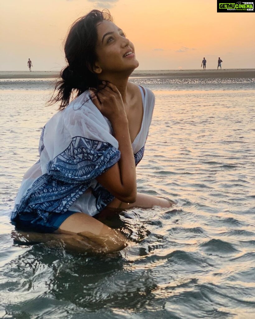 Pavani Reddy Instagram - Go where you feel most alive 🥰♥️ PC : @anu_anushachowdary 😍 #live #love #laugh #feel #positivevibes #happy #smile #goa #work #mode #picoftheday #instagram #instagood