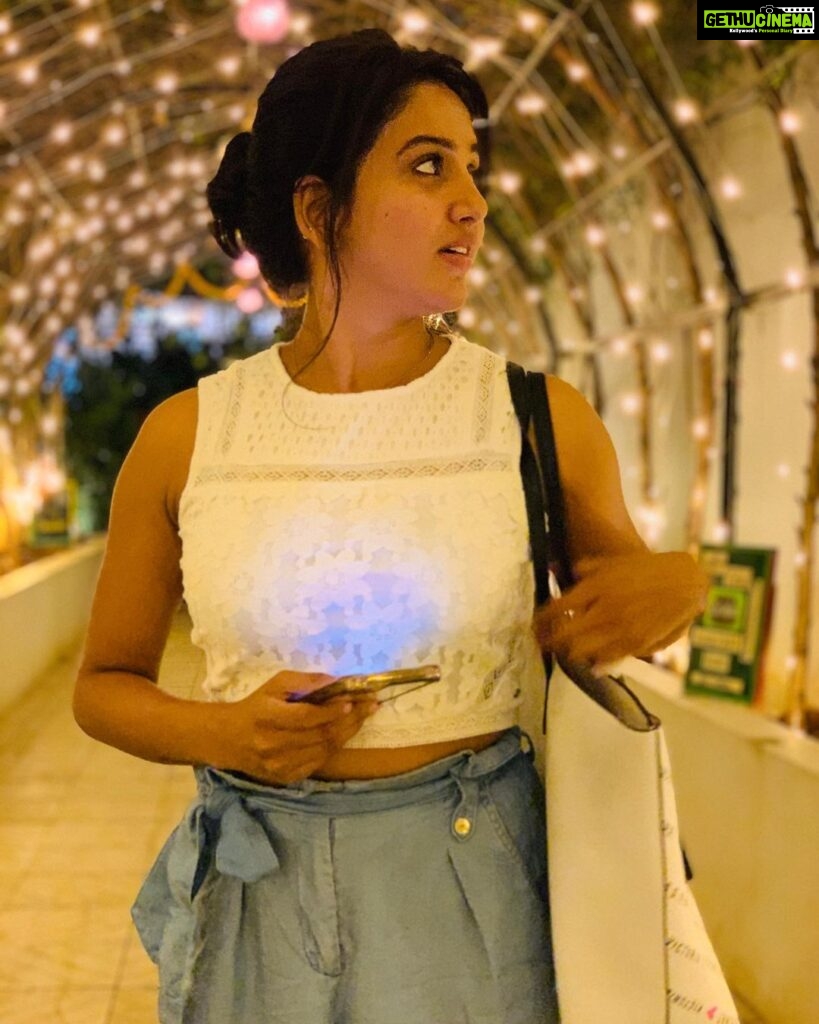 Pavani Reddy Instagram - Let Light Shine Out of Darkness 🤩😍 PC : @anu_anushachowdary 😍 #picoftheday #picture #perfect #light #love #life #live #laugh #happy #smile