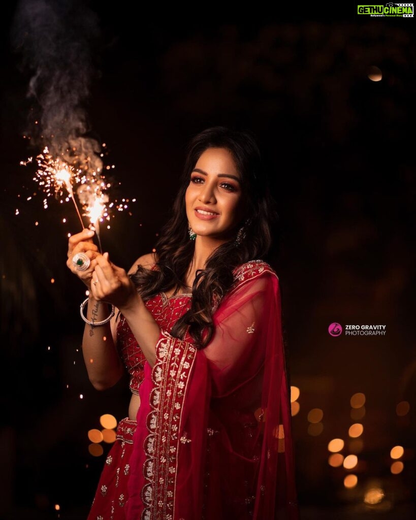 Pavani Reddy Instagram - Wishing you all a very happy and safe Diwali Lens: @zerogravityphotography Location: @ajgardens_ MUA: @mua_vijisharath Garment: @diadembridalchennai Jewels: @bronzerbridaljewellery #pavnians #pavmir #diwali #lighting