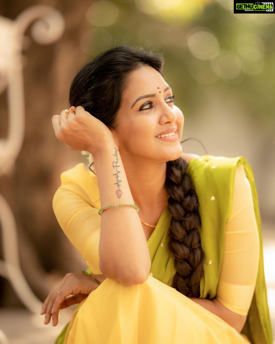 Pavani Reddy Instagram - May this New Year bring you a life, that is Successful, abundant, prosperous and contenting. HAPPY UGADI 📸: @camerasenthil Artist - @pavani9_reddy Costumes - @ivalinmabia Makeup - @yuvas_makeover Hair - @mani_stylist_ Shoot Organized by @rrajeshananda