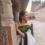 Pavani Reddy Instagram - Pleasant evening. Photographer of the day : @kavikavitha1322 akka great job😘 Costume by: @amir__ads sir thank you for this lovely saree 😘😂 love you #temple #peaceofmind #sareelove