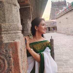 Pavani Reddy Instagram - Pleasant evening. 
Photographer of the day : @kavikavitha1322 akka great job😘
Costume by: @amir__ads sir thank you for this lovely saree 😘😂 love you 
#temple #peaceofmind #sareelove