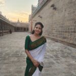 Pavani Reddy Instagram - Pleasant evening. Photographer of the day : @kavikavitha1322 akka great job😘 Costume by: @amir__ads sir thank you for this lovely saree 😘😂 love you #temple #peaceofmind #sareelove