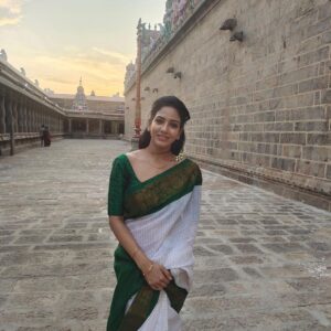 Pavani Reddy Instagram - Pleasant evening. 
Photographer of the day : @kavikavitha1322 akka great job😘
Costume by: @amir__ads sir thank you for this lovely saree 😘😂 love you 
#temple #peaceofmind #sareelove