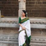 Pavani Reddy Instagram - Pleasant evening. Photographer of the day : @kavikavitha1322 akka great job😘 Costume by: @amir__ads sir thank you for this lovely saree 😘😂 love you #temple #peaceofmind #sareelove
