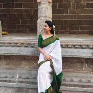 Pavani Reddy Instagram - Pleasant evening. 
Photographer of the day : @kavikavitha1322 akka great job😘
Costume by: @amir__ads sir thank you for this lovely saree 😘😂 love you 
#temple #peaceofmind #sareelove