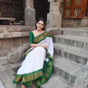 Pavani Reddy Instagram - Pleasant evening. 
Photographer of the day : @kavikavitha1322 akka great job😘
Costume by: @amir__ads sir thank you for this lovely saree 😘😂 love you 
#temple #peaceofmind #sareelove