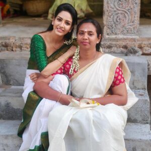 Pavani Reddy Instagram - Pleasant evening. 
Photographer of the day : @kavikavitha1322 akka great job😘
Costume by: @amir__ads sir thank you for this lovely saree 😘😂 love you 
#temple #peaceofmind #sareelove