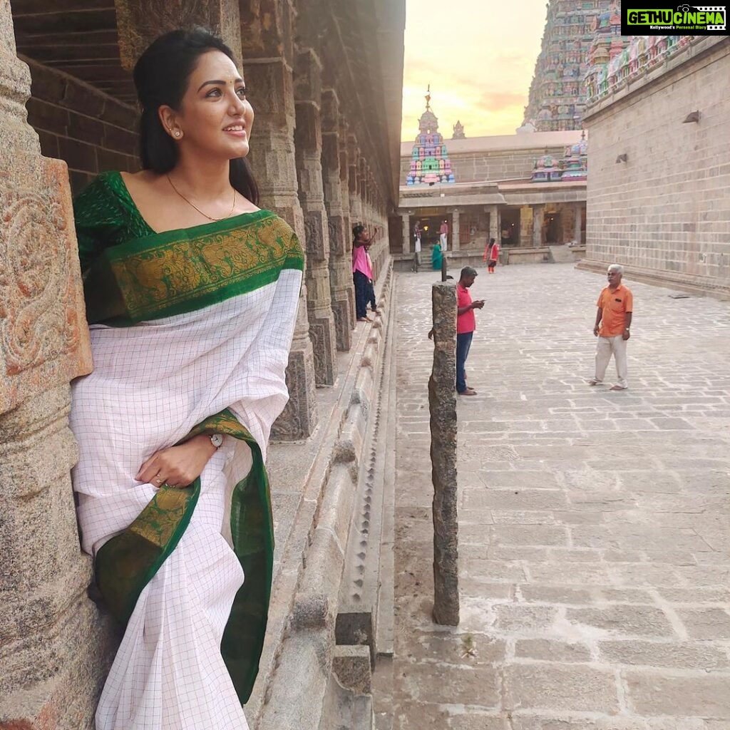 Pavani Reddy Instagram - Pleasant evening. Photographer of the day : @kavikavitha1322 akka great job😘 Costume by: @amir__ads sir thank you for this lovely saree 😘😂 love you #temple #peaceofmind #sareelove