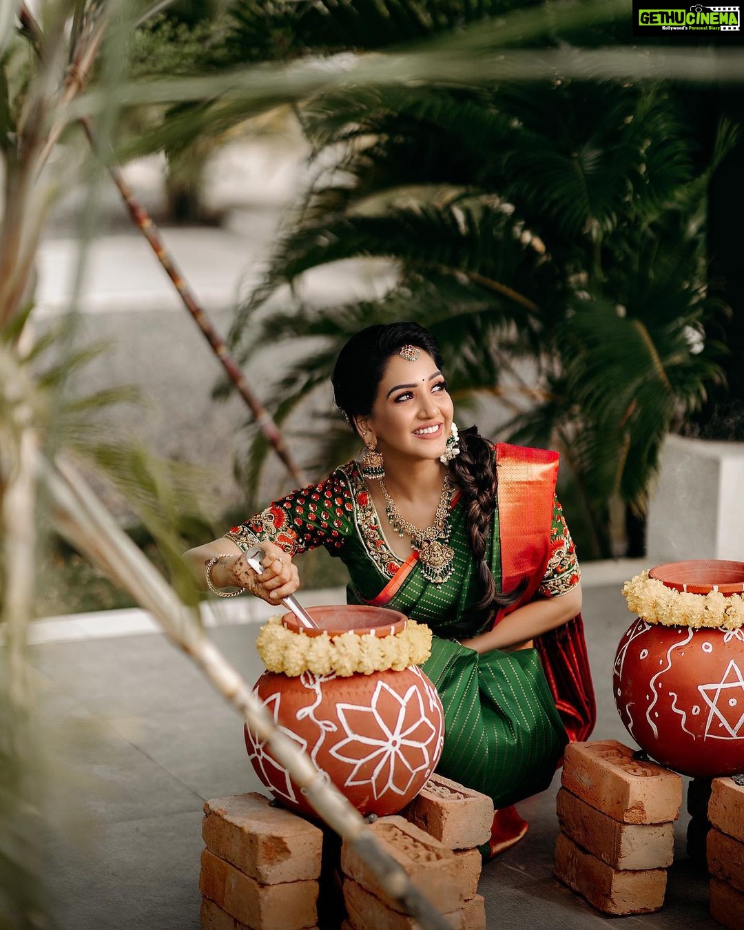 Pavani Reddy Instagram - Wishing you A very happy Pongal and happy Makara Sankranthi to you Lens: @zerogravityphotography Mua: @mua_vijisharath Location: @ajgardens_ Decor: @vermilliondecors Costumes: @diadembridalchennai Blouse: @ishithaa_design_house Jewels: @bronzerbridaljewellery