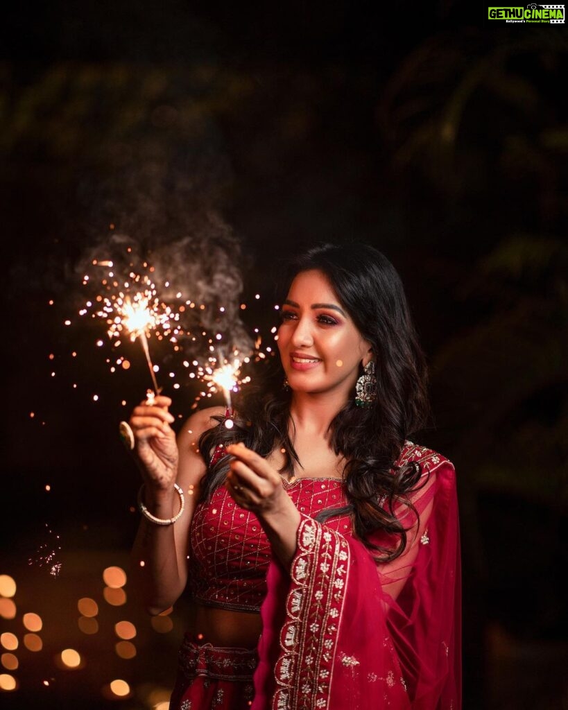 Pavani Reddy Instagram - Wishing you all a very happy and safe Diwali Lens: @zerogravityphotography Location: @ajgardens_ MUA: @mua_vijisharath Garment: @diadembridalchennai Jewels: @bronzerbridaljewellery #pavnians #pavmir #diwali #lighting