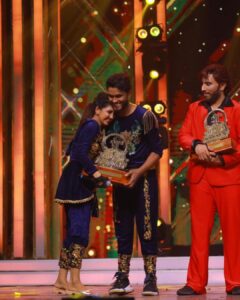 Pavani Reddy Instagram - And yeah  finally we WON woooooowwwwww 💃🏾💃🏾💃🏾all thanks to @vijaytelevision @pradeepmilroy  @jegannath_  @vivek_gilbert @joshua_preetham @meramyakrishnan @dancersatz  @priyankapdeshpande
 And @sunilkarthik_sk  thanks for making me look gorgeous every time with the beautiful costumes love you 😘
A special thanks to @essensemakeup  for making me look even more beautiful. lovey work done by you  darling. 
And to my people, who believed in me and pushed me to this, without your encouragement i would have never reached here lots of love to you guys😘😘. 
And @amir__ads  master no words, dancing was only a big challenge for me and that too stepping on a competition show, was even more scary thing, but you proved that you are the best master, who knew how to make a non dancer dance and make her win. I know this was the biggest task for you. And this was a wonderful journey,  I would cherish every moment of this ever. got to know you more, learnt so many new things from you, your such  a beautiful person inside out, mmm  time just flew away like that.  You have been a great master, great supporting dance partner, best friend. So now shall we begin our life journey together 🙈 and b my best life partner too waiting for that day Mr @amir__ads will you be mine forever and ever  I LOVE YOU 🥰🥰
