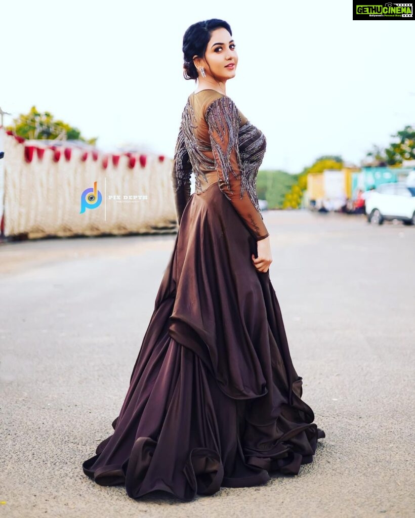 Pavani Reddy Instagram - Kindness makes you rare 📸 @pix_depth__photography @prabha_andiyappan__photography 👗 @fatiz_official Jewellery @fineshinejewels MUA @dollupmakeover_artistry Styled by @sunilkarthik_sk #awards #photoshoot #gown #me