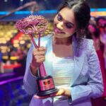 Pavithra Janani Instagram - It takes complete pride in holding ‘the best performer’ for thendral vandhu ennai thodum. The word performer has given me the confidence and responsibility to keep me grounded and chasing my goals. Utmost gratitude in thanking @vijaytelevision in keeping up through out faith in me @chandru_duraiyappa for the guidance professionally @praveen.bennett for chiselling me into the little whatever I’m today @kabeez_dir for bringing ‘abhi’ to life. Thanks to my production house Thalir productions and all the technicians and my fellow artists who have changed my dull days into bright ones. My special thanks to my voice artist @gg_thevoiceartiste Also the entire costume and creative team who backed up my ensemble for my spl event Outfit @yaradesigners Mua @essensemakeup Hairstylist @makeoverbykarthika Pc @sinty_boy Lastly to all my social media supporters who have been my pillars , always stood by me and respected whatever I do Thanks for all the love and effort #vijaytelevisionawards