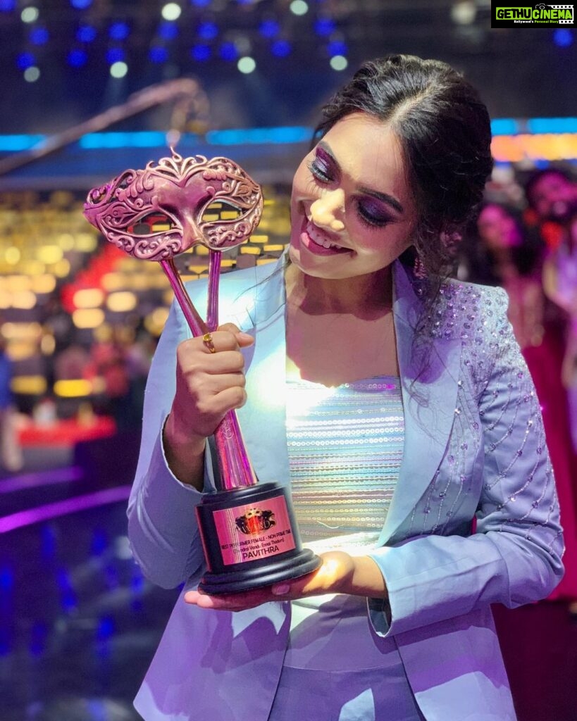 Pavithra Janani Instagram - It takes complete pride in holding ‘the best performer’ for thendral vandhu ennai thodum. The word performer has given me the confidence and responsibility to keep me grounded and chasing my goals. Utmost gratitude in thanking @vijaytelevision in keeping up through out faith in me @chandru_duraiyappa for the guidance professionally @praveen.bennett for chiselling me into the little whatever I’m today @kabeez_dir for bringing ‘abhi’ to life. Thanks to my production house Thalir productions and all the technicians and my fellow artists who have changed my dull days into bright ones. My special thanks to my voice artist @gg_thevoiceartiste Also the entire costume and creative team who backed up my ensemble for my spl event Outfit @yaradesigners Mua @essensemakeup Hairstylist @makeoverbykarthika Pc @sinty_boy Lastly to all my social media supporters who have been my pillars , always stood by me and respected whatever I do Thanks for all the love and effort #vijaytelevisionawards