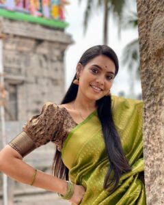 Pavithra Janani Instagram - Fashion has to reflect who you are , just wear what makes you happy .if you're happy it's a great outfit ,Six yard of sheer elegance makes me more comfortable. This saree is from @jessitrends Do check out for variety of collections with best customer service

Pc @udhayakumar_u_k 😉❤️

Happy Tamil new year ❤️

#justsareevibes #swipeleftformorepics📸
