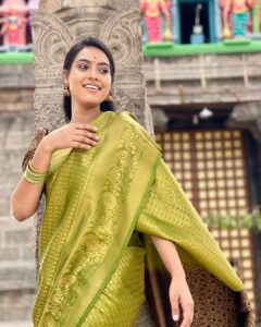Pavithra Janani Instagram - Fashion has to reflect who you are , just wear what makes you happy .if you're happy it's a great outfit ,Six yard of sheer elegance makes me more comfortable. This saree is from @jessitrends Do check out for variety of collections with best customer service

Pc @udhayakumar_u_k 😉❤️

Happy Tamil new year ❤️

#justsareevibes #swipeleftformorepics📸