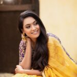Pavithra Janani Instagram - 🌟 Hair & make-up : @makeoverbykalpana Photography : @studio_d_weddings Jewellery : @goldcopy1486 Costume : @shringartrends Styling : @poojaa_sayzz #pavithrajanani #photoshoot #yellowsaree