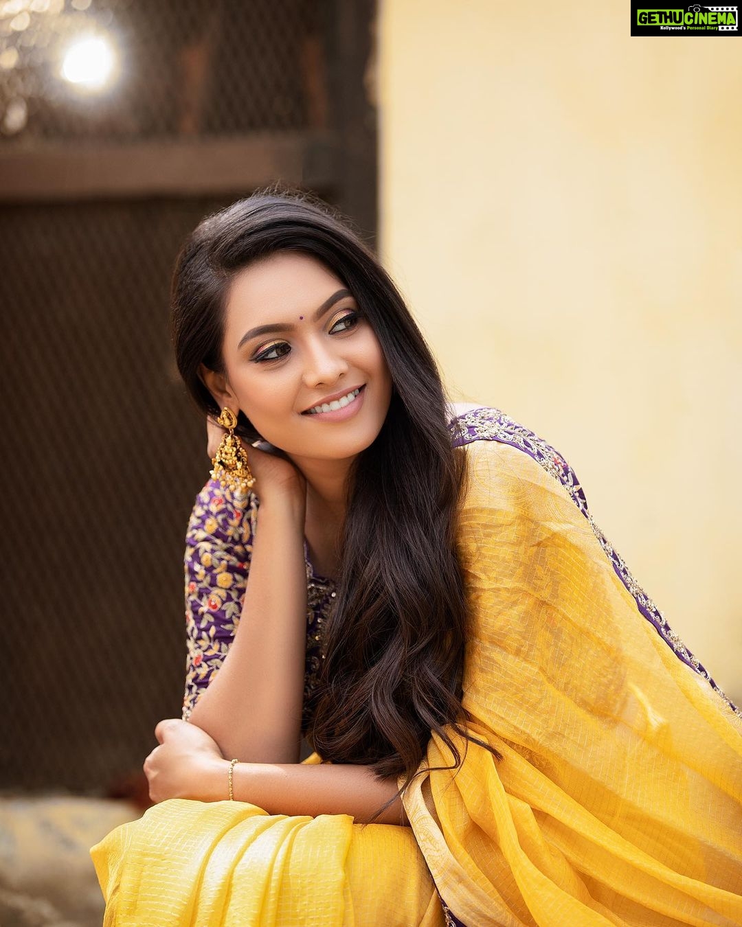 Pavithra Janani Instagram - 🌟 Hair & make-up : @makeoverbykalpana Photography : @studio_d_weddings Jewellery : @goldcopy1486 Costume : @shringartrends Styling : @poojaa_sayzz #pavithrajanani #photoshoot #yellowsaree