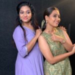 Pavithra Janani Instagram - Friends in real, foes in reel , which of this do u guys like?? 😍 🧿🧿🧿🧿 @vijaytelevision @pavithra.janani #tvet #thendralvanthuennaithodum #chitra #abhi #syamanthakiran #pavithrajanani