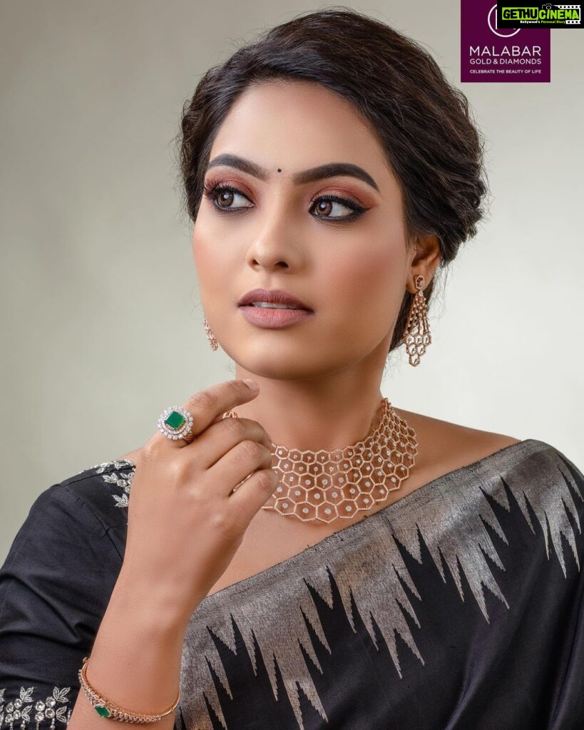 Pavithra Janani Instagram - The mesmerising #Elaara collection, inspired by geometric patterns is my pick for an elegant look by @malabargoldanddiamonds Visit your nearest Malabar store today! #MalabarGoldAndDiamonds #Elaara #YouAreThe Occasion #diamondjewellery #Malabarjewellery