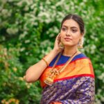 Pavithra Janani Instagram – The regal collection of authentic and vibrant Kanjivaram sarees from @kanchivmlsilks have left me in awe and the moment I laid my eyes on this beautiful drape I have fallen in love with its intricate details and vibrant hues.✨

Thank you @galoremedia.offl 

Saree @kanchivmlsilks 
Mua @essensemakeup 
Jewelleries @lumibellafashion 
Pc  @dhiraviam_rajakumaran 

Link in bio 

#KanchiVMLSilks #Varamahalakshmisilks #SareeOfTheDay #Sareelove #sareefashion #sareecollection #sareesofinstagram #Kanchipattusaree #Kanchivaramsilks #pokeify #galoremedia