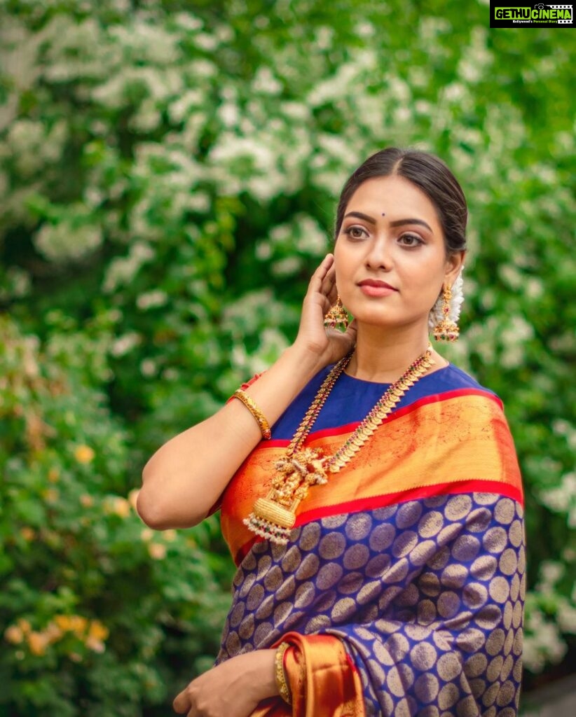 Pavithra Janani Instagram - The regal collection of authentic and vibrant Kanjivaram sarees from @kanchivmlsilks have left me in awe and the moment I laid my eyes on this beautiful drape I have fallen in love with its intricate details and vibrant hues.✨ Thank you @galoremedia.offl Saree @kanchivmlsilks Mua @essensemakeup Jewelleries @lumibellafashion Pc @dhiraviam_rajakumaran Link in bio #KanchiVMLSilks #Varamahalakshmisilks #SareeOfTheDay #Sareelove #sareefashion #sareecollection #sareesofinstagram #Kanchipattusaree #Kanchivaramsilks #pokeify #galoremedia