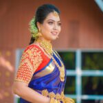 Pavithra Janani Instagram - When life gets blurry adjust your focus 💙 MUA : @nivemakeupartist Hairdo : @haripriyamakeupartist Blouse : @j2fashions Saree : @meshira.in Jewellery : @new_ideas_fashions Flower @yuki_bridal Behind the lens @kalairavichandran_ #lovedthislooks😍