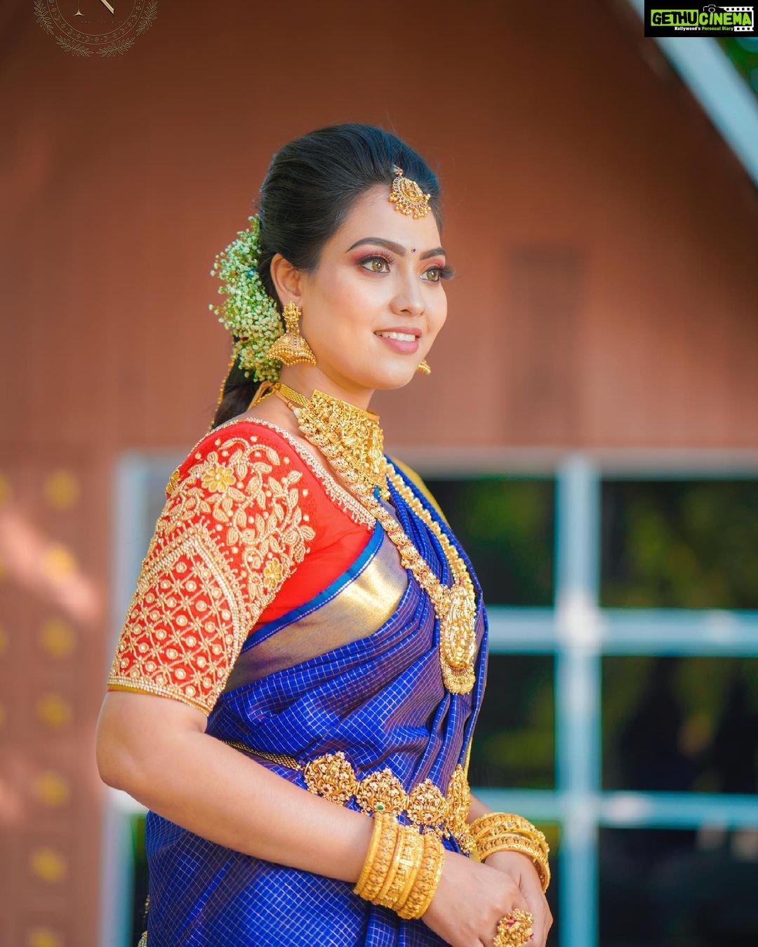 Pavithra Janani Instagram - When life gets blurry adjust your focus 💙 MUA : @nivemakeupartist Hairdo : @haripriyamakeupartist Blouse : @j2fashions Saree : @meshira.in Jewellery : @new_ideas_fashions Flower @yuki_bridal Behind the lens @kalairavichandran_ #lovedthislooks😍