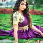 Pavithra Janani Instagram - I am simply myself with chopstick curls 😜 Shoot for : @rhemas_bellezza_atelier MUA: @rhemas_bellezza_atelier HAIRSTYLIST: @ratnamakeupartist WARDROBE COURTESY: @jyotishdhiwakar.vastramvesture JEWELLERY: @aarabridaljewels DOP: @dhanush__photography LOCATION: @ajgardens_ 😈