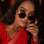 Pavithra Janani Instagram - 🔥 Saree @ashas_womens_collection thank you much within a two days u make it possible , so kind of you 🥰 Blouse @yaradesigners Hairstylist @saravananhairstylist thanks for suggesting this hair style 🥰 Pc @orangeheadsproduction nandrigal ☺️ @dstudioproductions #startmusicseason2premierleaguefinale #pavithrajanani💜