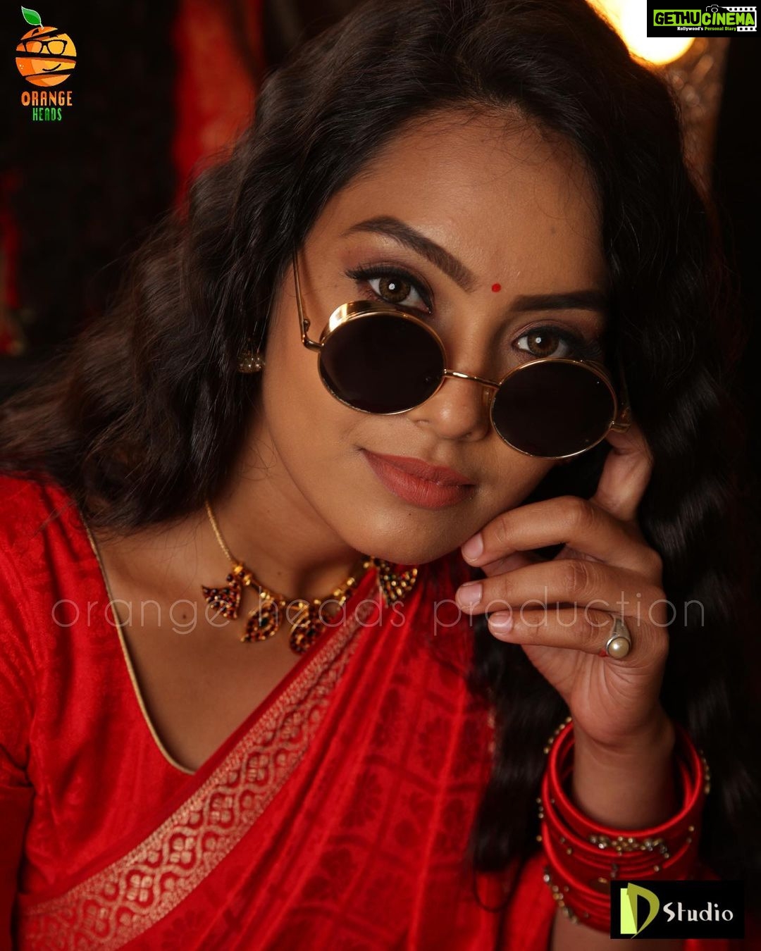 Pavithra Janani Instagram - 🔥 Saree @ashas_womens_collection thank you much within a two days u make it possible , so kind of you 🥰 Blouse @yaradesigners Hairstylist @saravananhairstylist thanks for suggesting this hair style 🥰 Pc @orangeheadsproduction nandrigal ☺️ @dstudioproductions #startmusicseason2premierleaguefinale #pavithrajanani💜