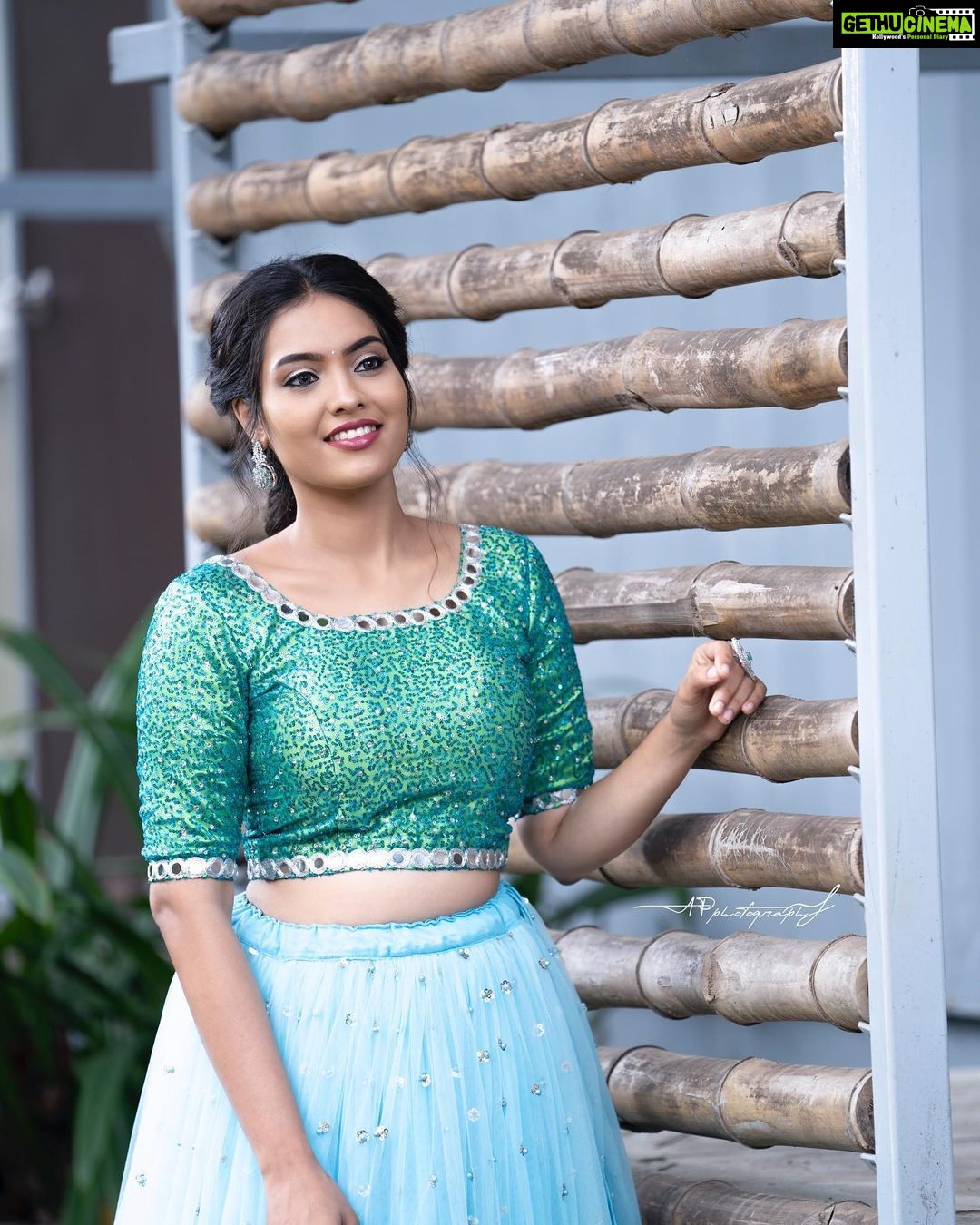 Pavithra Janani Instagram - Life begins at the end of your comfort zone Makeup @roopa_ravi_mua Hairstylist @hairtales.by.punithavathy Pc @clicksofap Jewelleries @new_ideas_fashions Flowers @chennai_florist Costume @adhiraboutique_pondy