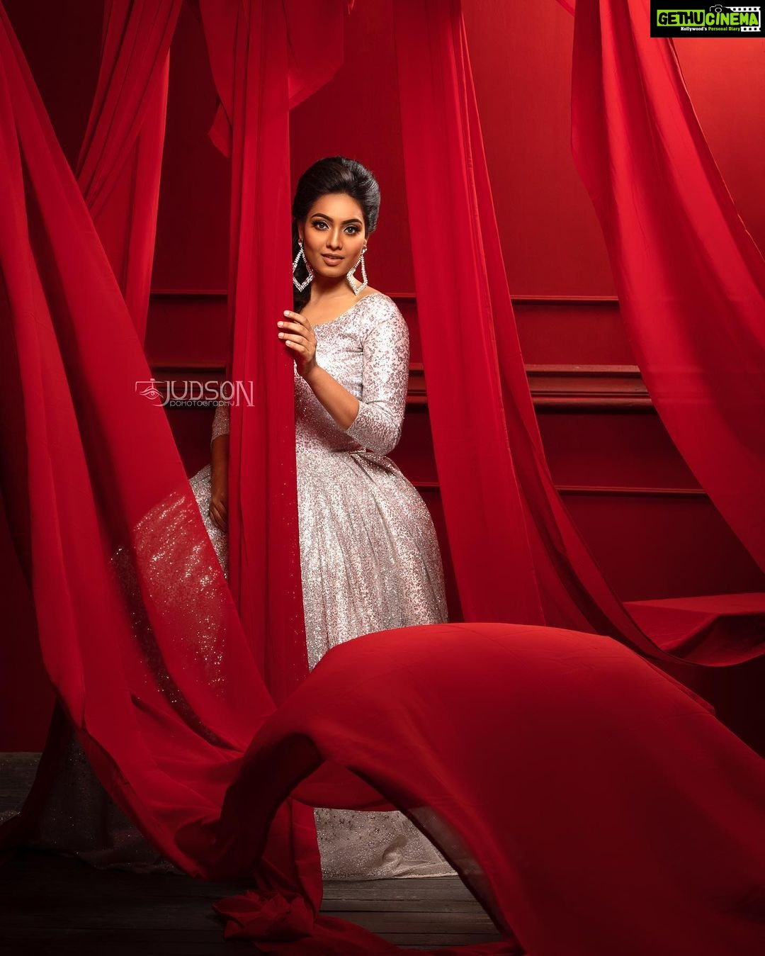 Pavithra Janani Instagram - At times Iβm a mystery to myself π #conceptsbygasudesingersstudio Concept & styling : @sugu_star costumes : @hemas_gasu_designers_studio @gasudesigners Make up : @uoonik_makeup_artistry photography : @alex_judeson Designers : @ramu_venkat87 @sugu_star #hemasgasudesignersstudio #gasudesignersstudio