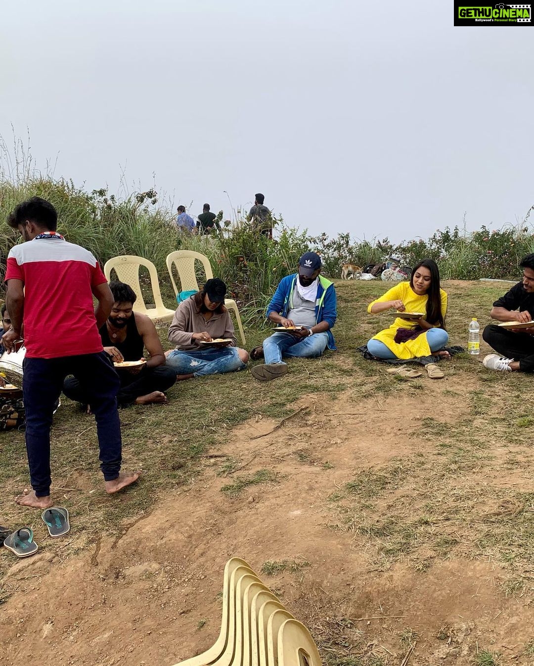 Pavithra Janani Instagram - #teamworkmakesthedreamwork #somuchoflearnings #hardworkneverfails #cherieshedmoments spl thanks to our dir sir @kabeez_dir cameraman sir @r.s.cinematographer and @vinothbabu_m choreographer @abinaya_satishkumar Big thanks to all our technicians ❤️ set anna,production anna,light man anna, costumer anna,@k.balajikrishna_official @haritharavi11 assistant directors Micheal,raja,Pushparaj #kodaikanaldiaries #thendralvanthuennaithodum #tvetshootspot