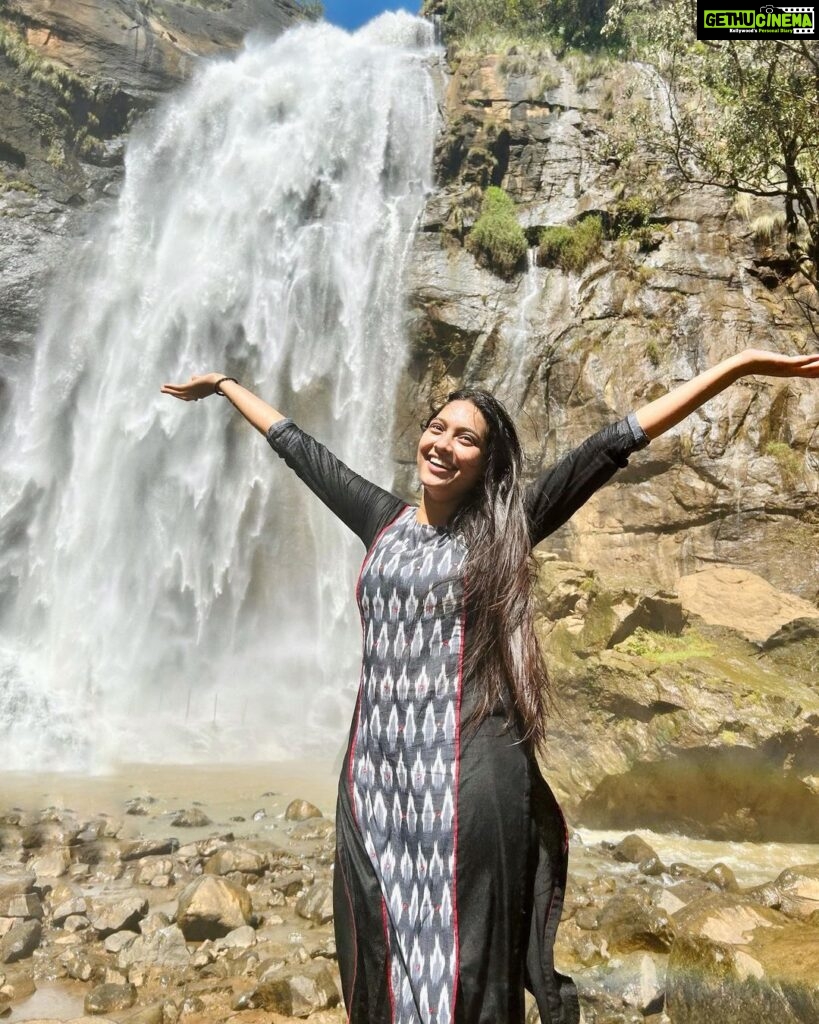 Pavithra Janani Instagram - Finally year end annmega payanam2022 With @tharsika_tharshi🫶🏻pc @barath_blze 😜 #kollihills⛰ #agayagangaiwaterfalls #ettukai_amman_kovil #maasiperiyasaamitemple #trekking #onedaytrip #awesomeplaces #2022goals #travelawesome #blessed❤ #thanksforeverything2022