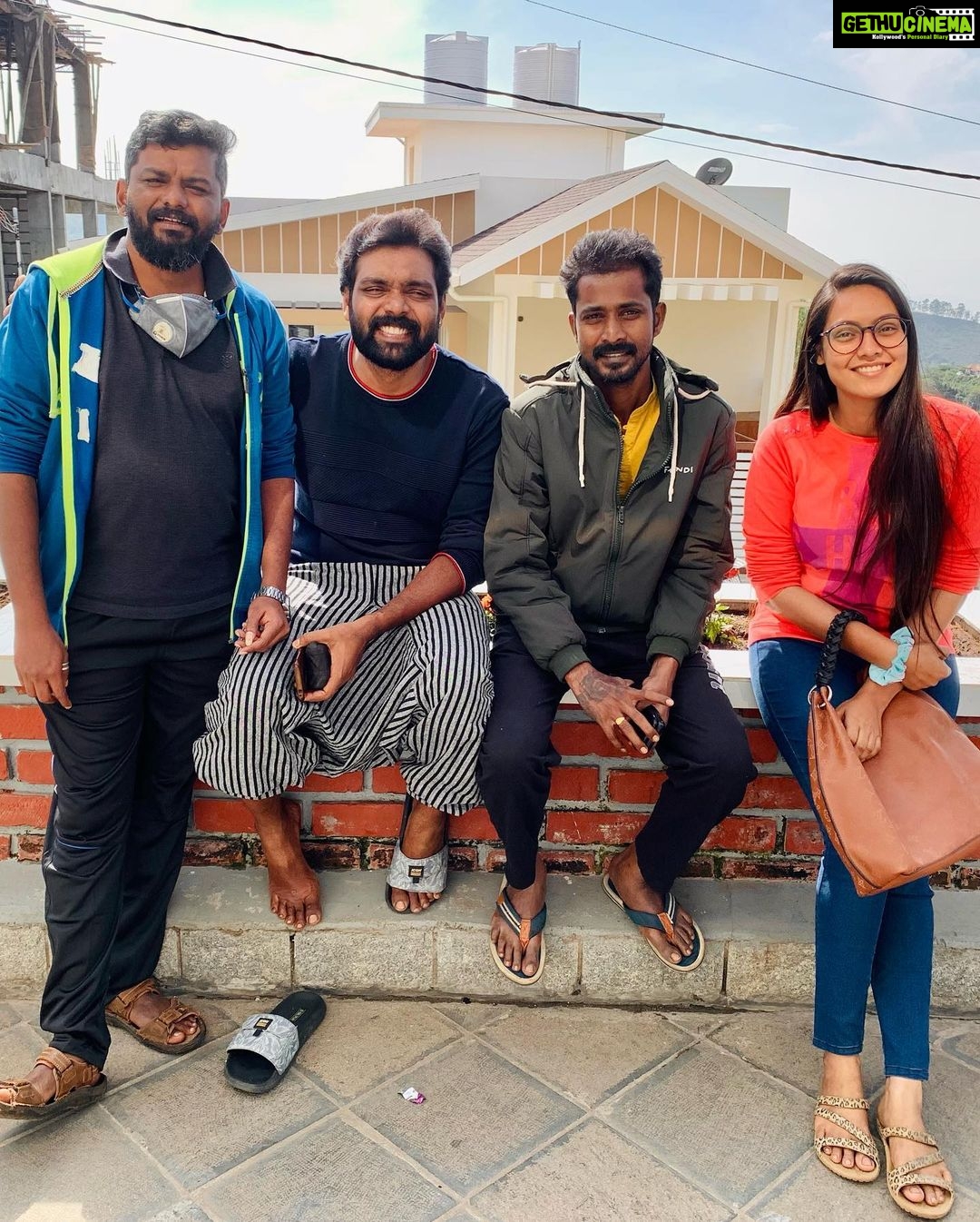 Pavithra Janani Instagram - #teamworkmakesthedreamwork #somuchoflearnings #hardworkneverfails #cherieshedmoments spl thanks to our dir sir @kabeez_dir cameraman sir @r.s.cinematographer and @vinothbabu_m choreographer @abinaya_satishkumar Big thanks to all our technicians ❤️ set anna,production anna,light man anna, costumer anna,@k.balajikrishna_official @haritharavi11 assistant directors Micheal,raja,Pushparaj #kodaikanaldiaries #thendralvanthuennaithodum #tvetshootspot