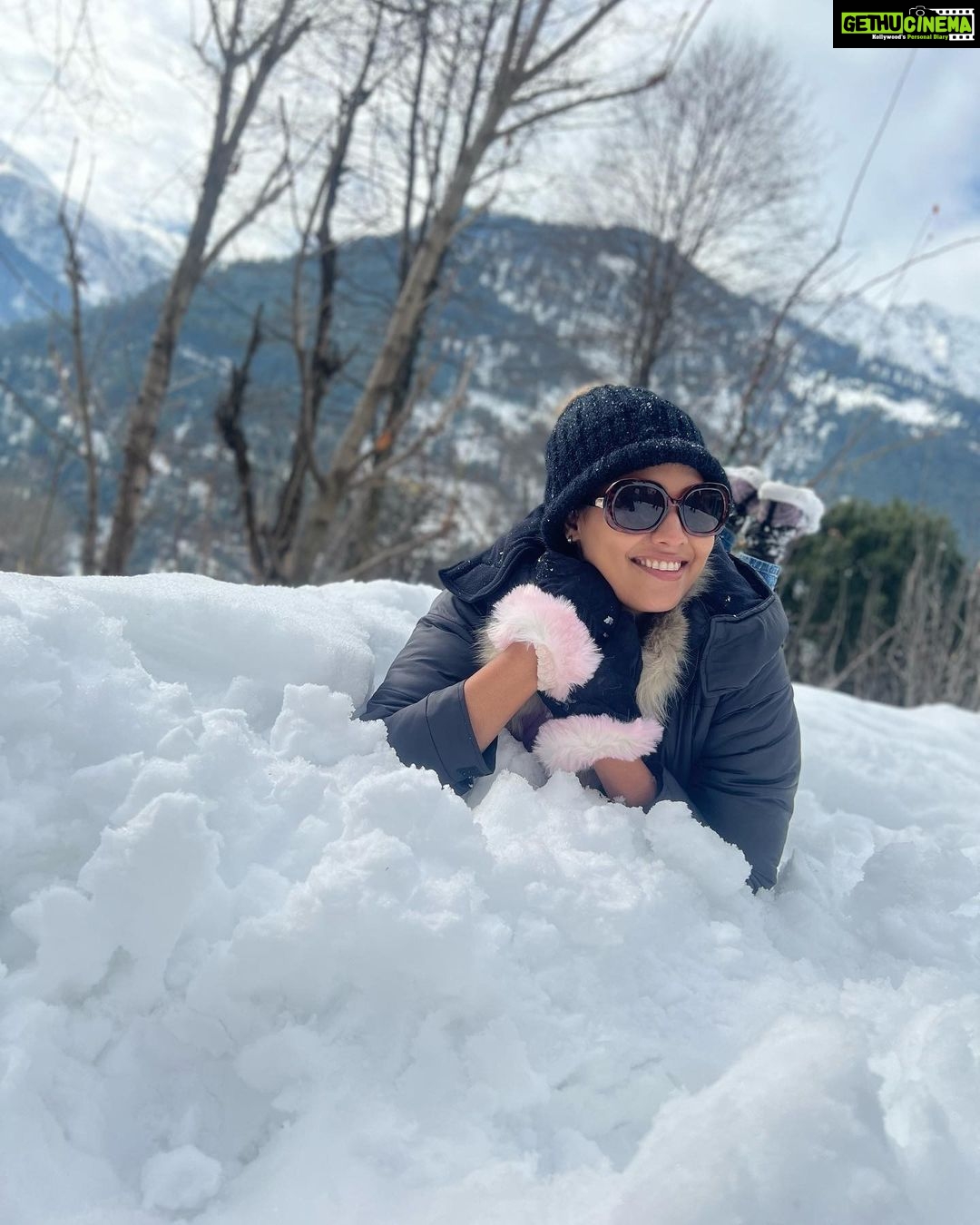 Pavithra Janani Instagram - My first trip to manali ❤️☃️❤️ #somuchfun #adventureactivities #cherishedforever #myveryfirsttrip #bucketlist #myfirstsnowexperience❄️⛄️❄️ @syamanthakiran thanks for tolerating my tortures🤪