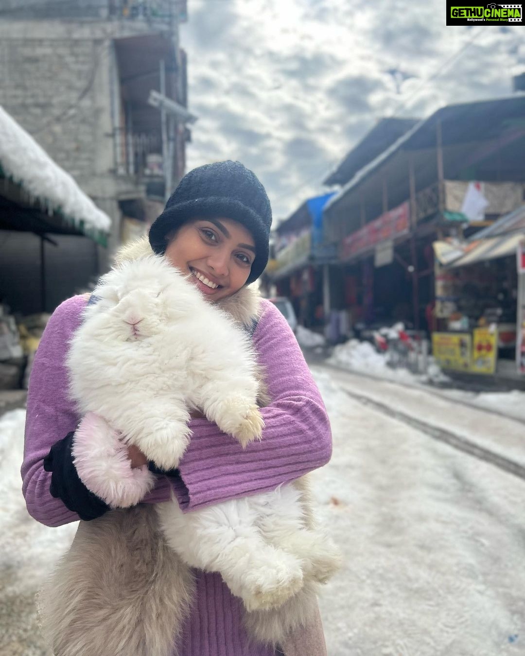 Pavithra Janani Instagram - My first trip to manali ❤️☃️❤️ #somuchfun #adventureactivities #cherishedforever #myveryfirsttrip #bucketlist #myfirstsnowexperience❄️⛄️❄️ @syamanthakiran thanks for tolerating my tortures🤪
