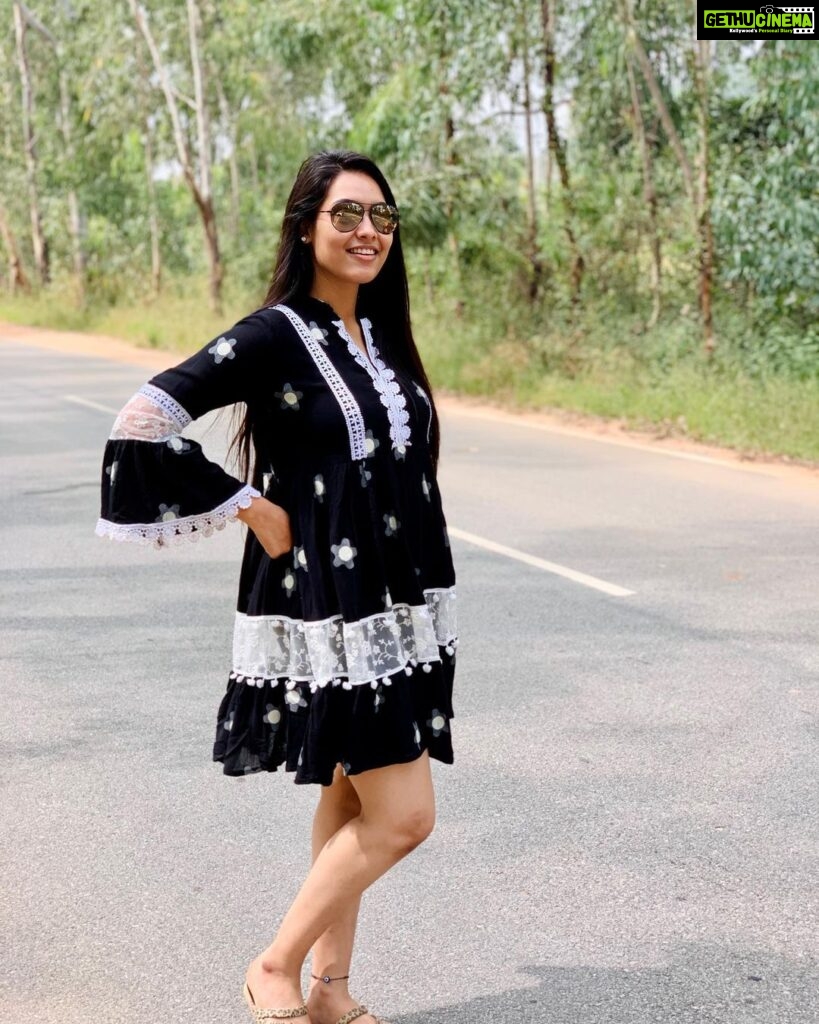 Pavithra Janani Instagram - Embrace the detours 🧿☺🧿 #bangaloredays #nandhihills⛰ #shopping