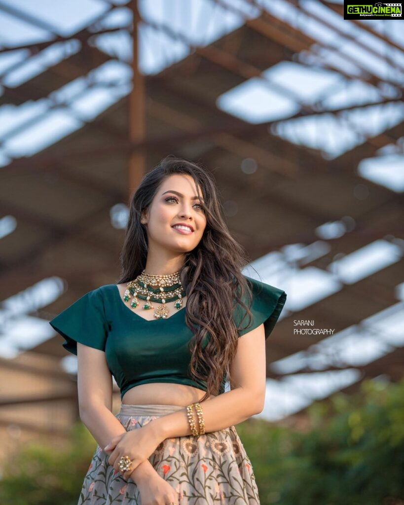Pavithra Janani Instagram - Happy diwali ✨🪔💫 Outfit @thorkal_couture_official Mua @deepz_beautyjourney Hairstylist @aura_makeoverartistry Jewelleries @fineshinejewels Pc @saranjphotography