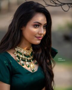 Pavithra Janani Instagram - Happy diwali ✨🪔💫 Outfit @thorkal_couture_official Mua @deepz_beautyjourney Hairstylist @aura_makeoverartistry Jewelleries @fineshinejewels Pc @saranjphotography