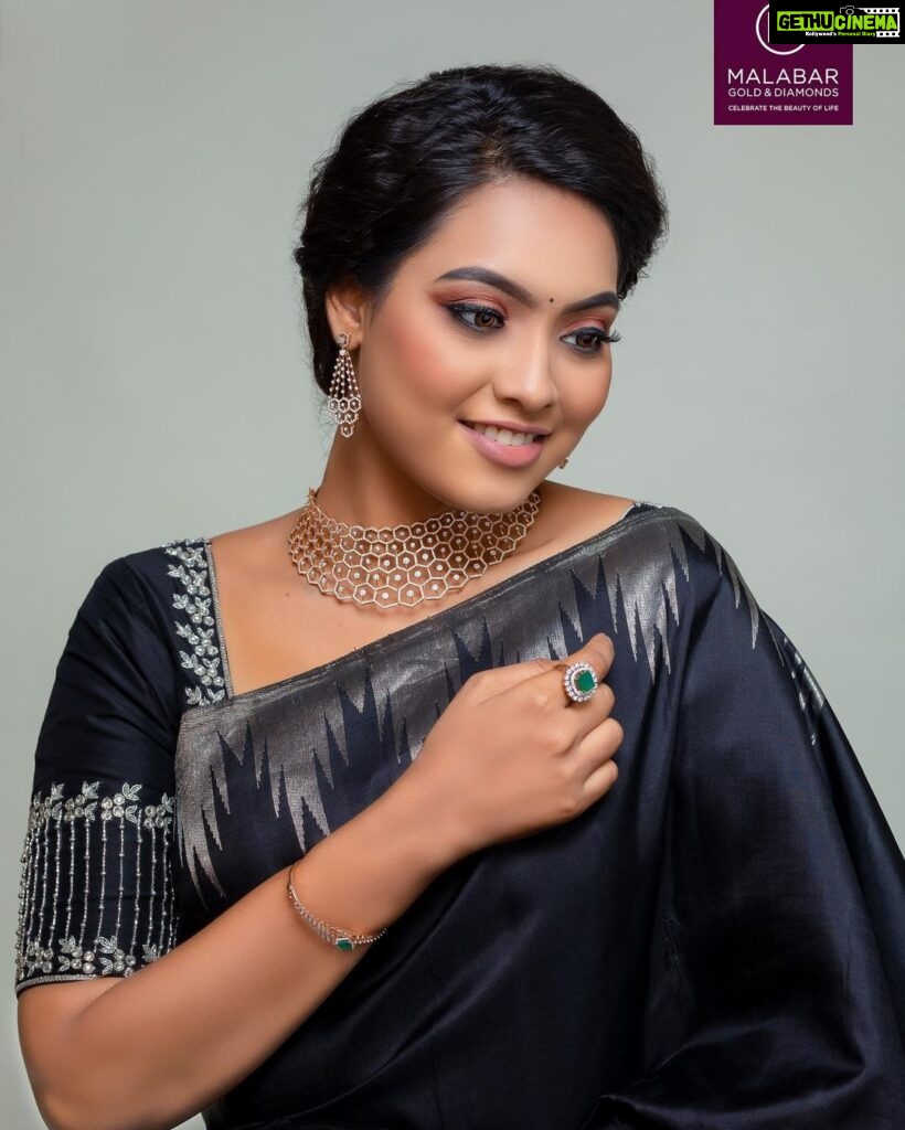 Pavithra Janani Instagram - The mesmerising #Elaara collection, inspired by geometric patterns is my pick for an elegant look by @malabargoldanddiamonds Visit your nearest Malabar store today! #MalabarGoldAndDiamonds #Elaara #YouAreThe Occasion #diamondjewellery #Malabarjewellery
