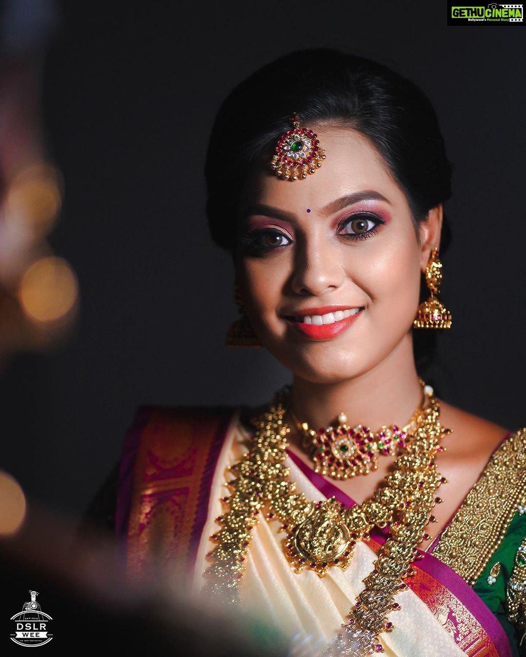 Pavithra Janani Instagram - Fate doesn’t care about ur plans ☺️ Mua @sukarmakeupartist Hairstylist @deepika_hairstyles Jewelleries @new_ideas_fashions Pc @dslr_wee Sareedrapist @style_ur_drape_with_gifty Outfit @ravikkai_selai Flowers @mayur_bridal_flower #keepsmiling😊💕💜
