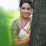 Pavithra Janani Instagram - Fate doesn’t care about ur plans ☺️ Mua @sukarmakeupartist Hairstylist @deepika_hairstyles Jewelleries @new_ideas_fashions Pc @dslr_wee Sareedrapist @style_ur_drape_with_gifty Outfit @ravikkai_selai Flowers @mayur_bridal_flower #keepsmiling😊💕💜